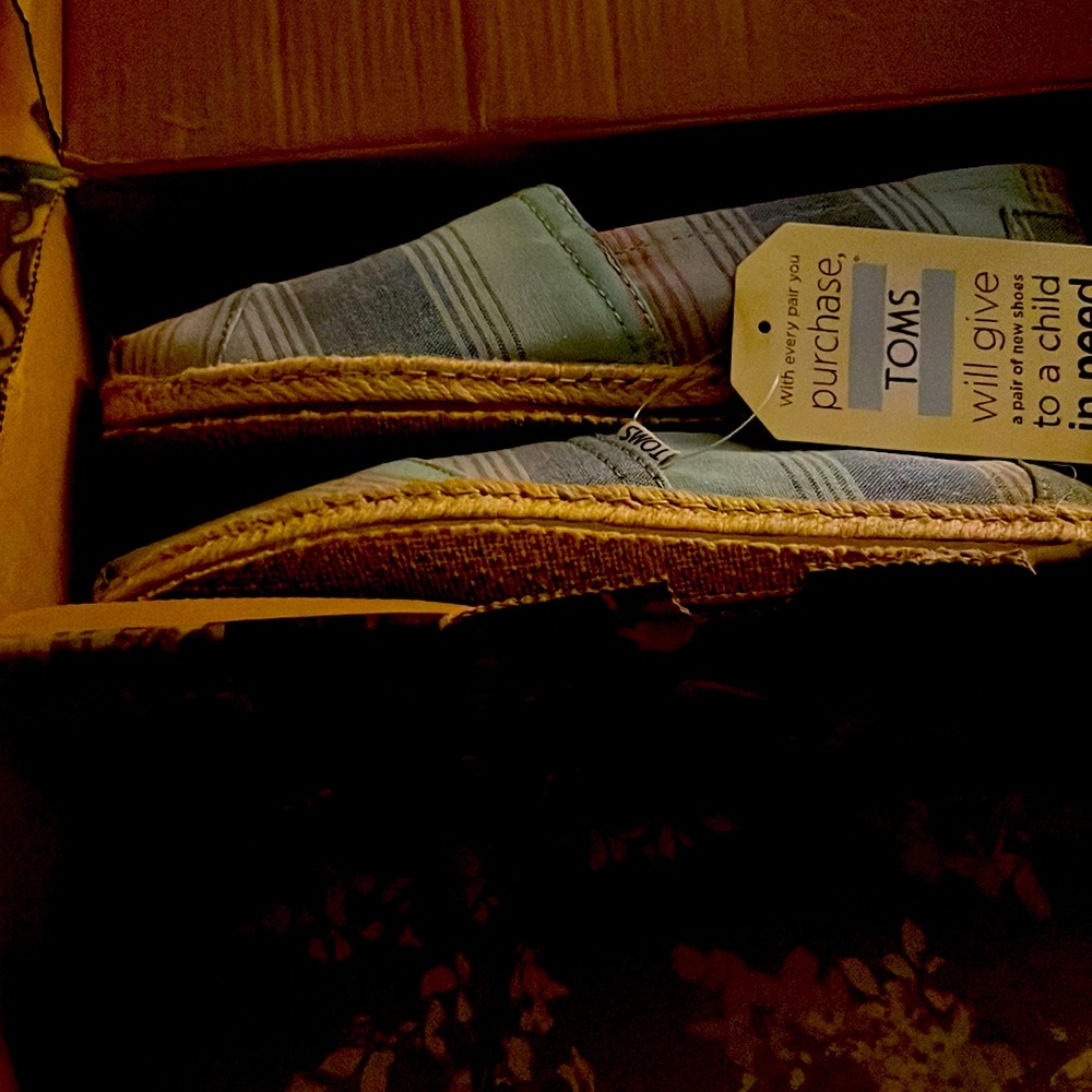 NIB - Tom’s Shoes
